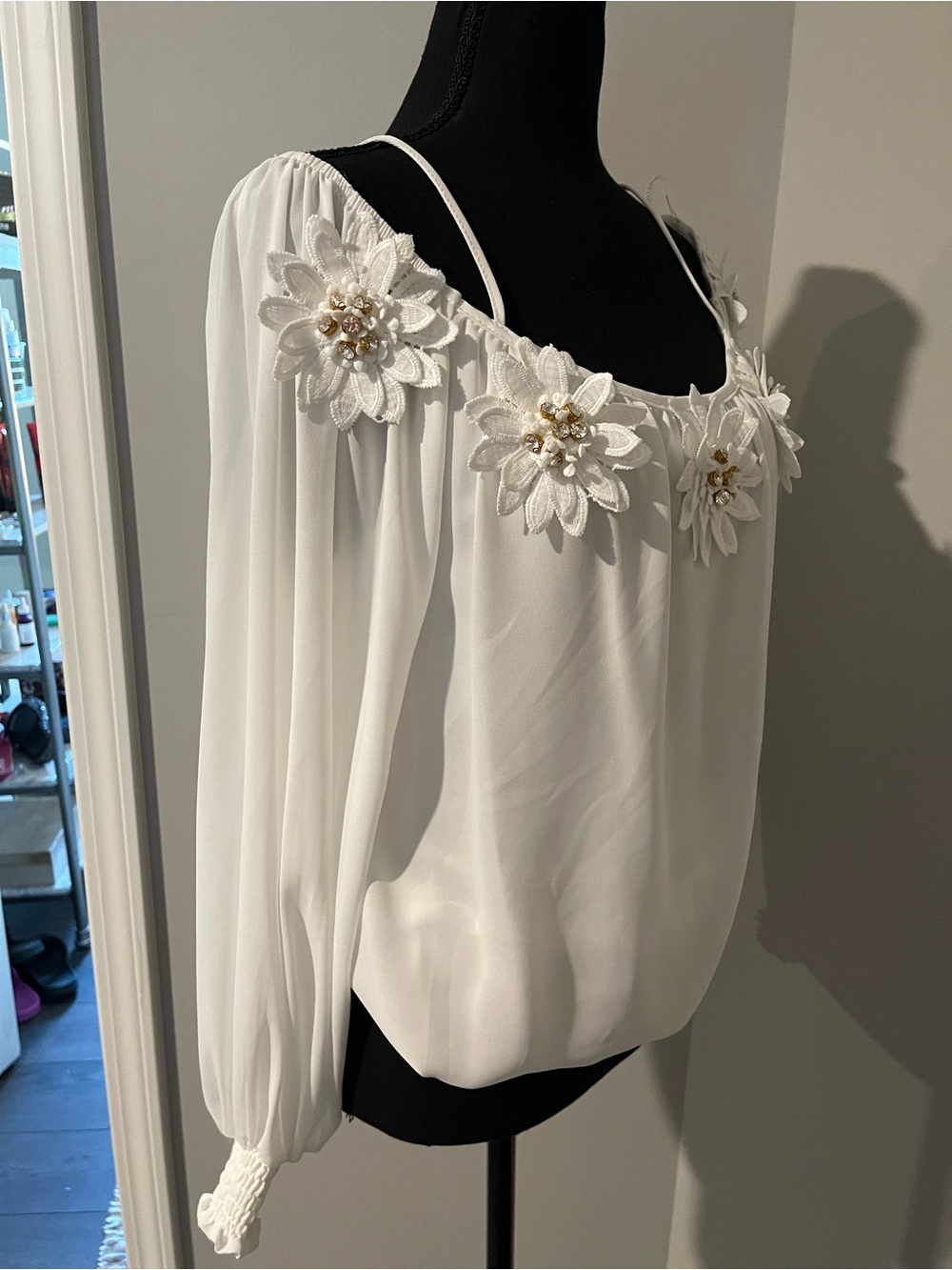 Frank Lyman Design White Floral Appliqué Peasant Blouse